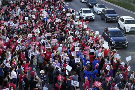 Thousands rally on Las Vegas Strip in support of food service workers demanding better pay, benefits